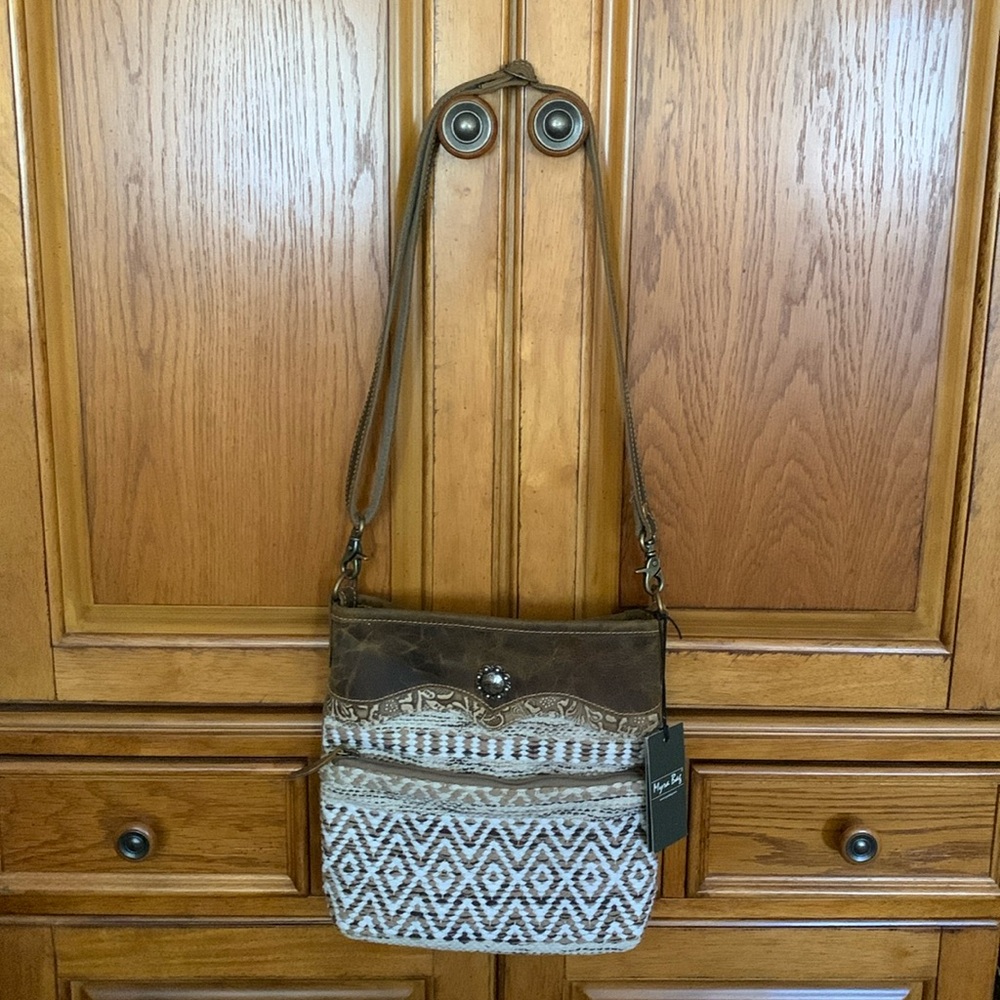 Women’s purse, 5 pockets, adjustable strap, new in excellent condition, from AK!